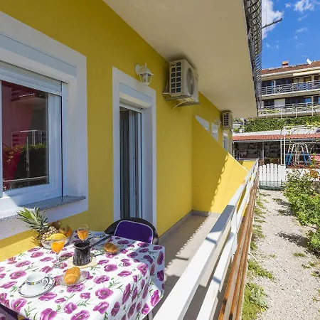 Charmantes Hundefreundliches Mit Privatem Balkon, Spielplatz, Grill Apartament Crikvenica
