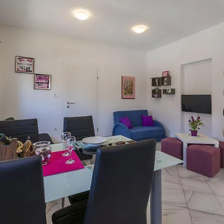 Charmantes Hundefreundliches Mit Privatem Balkon, Spielplatz, Grill Crikvenica