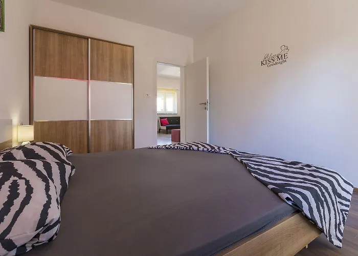 Charmantes Hundefreundliches Mit Privatem Balkon, Spielplatz, Grill Crikvenica
