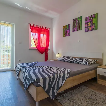 アパート Charmantes Hundefreundliches Mit Privatem Balkon, Spielplatz, Grill