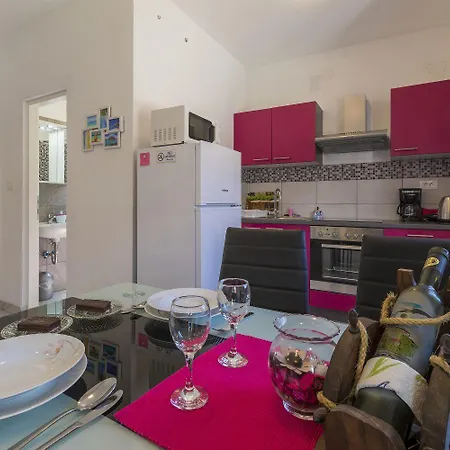 Charmantes Hundefreundliches Mit Privatem Balkon, Spielplatz, Grill アパート ツリクヴェニツァ